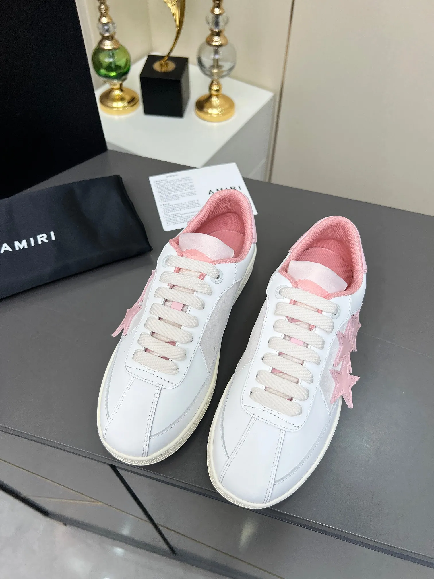 Men's Men's Shoes 💰580 Bone Shoes · AMIRI Skel-Top AMIRI 🔥 launches a new "ThePacific" series of low-top casual sports moral training shoes in the early spring of 2025. This iconic shoe covers men's and women's shoes, drawing inspiration from the brand's classic sports style and elegantly integrating West Coast style. "The Pacific" contrasting five-pointed star series is rooted in Amiri's unique California genes, showing the freedom and leisure atmosphere of the West Coast. This series launches two styles that incorporate the brand's iconic elements: the leather version is made of pure white leather with a same-color sole, and is embellished with star patterns on the side of the shoe, just like the bright starry sky of California. The black and ocean blue colors are shared by men and women, and there is also a red star model exclusive for men and a light pink star model exclusive for women. The suede model is decorated with the brand's classic bone pattern on the side of the shoe. The rubber sole and suede fabric complement each other. The color scheme covers black, chocolate and sand, and is suitable for both men and women. Made of imported cowhide and decorated with bone pieces on the sides of the upper, it is novel and unique and has a good three-dimensional effect! High-density breathable mesh lining + original molded TPU outsole 🙏 Recommended by celebrities, bloggers and internet celebrities, 🚵🏻 an indispensable item for shopping, partying and traveling. One of the most unmissable sneakers in 2025 ✦Color: 10 colors available ✦Size: Women’s size 35--40 ✦Size: Men’s size 39--45